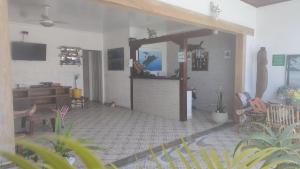 uma sala de estar com uma mesa e cadeiras e um espelho em Hotel Lazaro Ubatuba Ltda em Ubatuba