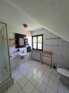 een grote badkamer met 2 wastafels en een douche bij Gemütliche Wohnung auf dem Ziegenhof in Lemgo