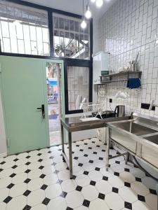 مطبخ أو مطبخ صغير في Charming Apartment near Marjanishvili Square
