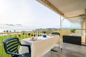 una mesa en un balcón con vistas al océano en Alea Rentals - Adriático en La Pineda