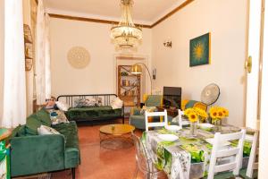 sala de estar con sofá verde y mesa en Charlotte appartamento, 5 Terre, Parcheggio vicino stazione en La Spezia