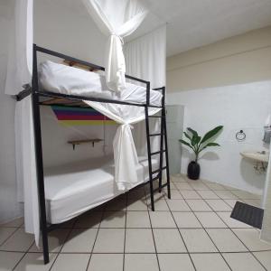 ein Bad mit einem Etagenbett in einem Zimmer in der Unterkunft Chante in Puerto Escondido