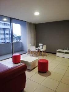 sala de estar con sofá, mesa y sillas en Apartamento Reforma Ciudad de Guatemala, en Guatemala