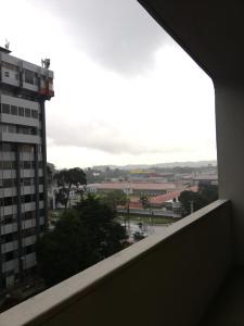 een uitzicht op de stad vanuit een gebouw bij Apartamento Reforma Ciudad de Guatemala in Guatemala