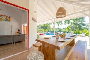 サン・フランソワにあるVilla Oasis St François 5 Étoilesのテーブルとソファのあるダイニングルーム