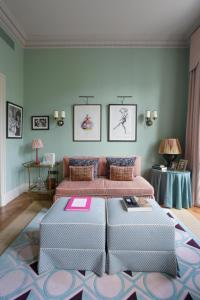 Beaverbrook Town House في لندن: غرفة معيشة مع سرير وأريكة