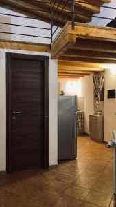 un garage con frigorifero in metallo in una stanza di Appartamento Don Tano a Catania