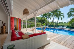 サン・フランソワにあるVilla Oasis St François 5 Étoilesのリビングルーム(白いソファ、プール付)