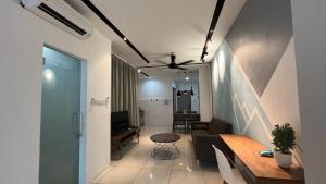 uma sala de estar com um sofá e uma ventoinha de tecto em ITCC Manhattan Suites by PRIME em Penampang