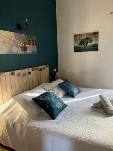 PuyvertにあるMaison d'hôtes Bastide St Victor à 2,5 kilomètres de Lourmarinのベッドルーム1室(ベッド2台、青と白の枕付)