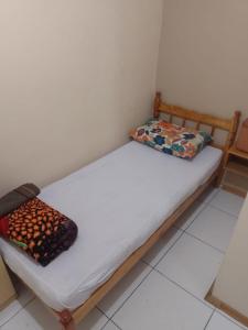1 cama pequeña con 2 almohadas en una habitación en POUSADA ECONOMICA PORTO, en Porto Alegre