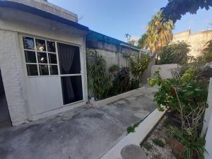 eine Tür zu einem Haus mit Garten in der Unterkunft Beicoc2 in Cozumel