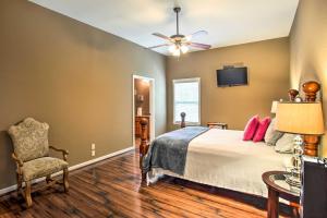 - une chambre avec un lit, un ventilateur de plafond et une chaise dans l'établissement Texas Vacation Rental with Fireplace, Near Lakes, à Marshall