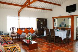 - un salon avec une table et des chaises dans l'établissement CABAÑA PRADO VERDE, à Firavitoba