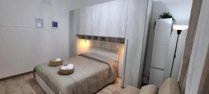 a bedroom with a bed with two baskets on it at Mini Appartamento Centro Niscemi in Niscemi