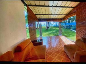Sala de estar con 2 sofás y mesa en Casa La Playa - # Sea,Sun & Relax #, en Riambel