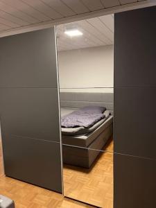 een weerspiegeling van een bed in een kamer met een spiegel bij Bochum, zentr. aber ruhige Lage! in Bochum