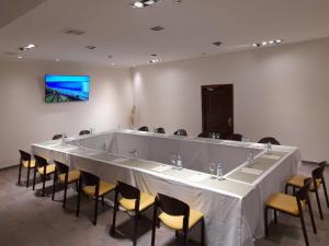 Área de negócios e/ou sala de conferências em Xelena Hotel & Suites mais 37 fotos