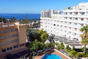 una vista aerea di un hotel e dell'oceano di SEA LA VIE Ponderosa 617 a Playa Fañabe