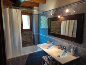 A bathroom at Cobert de Martí