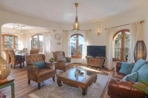 Villa Encinas في كومبري ديل سول: غرفة معيشة مع أريكة وطاولة