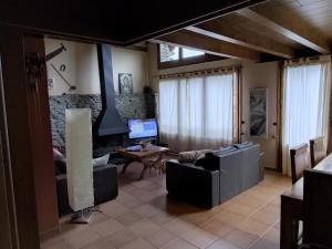 a living room with a couch and a table at Cobert de Martí in Bayasca