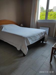 Łóżko lub łóżka w pokoju w obiekcie Er Mervent Maison de vacances
