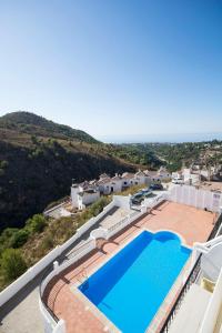Bazén v ubytování Apartamento la vista, Frigiliana 2 bedroom apartment with amazing views, pool and free private parking HansOnHoliday Rentals nebo v jeho okolí