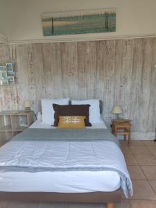 グジャン・メストラにあるLes Cigales du Bassinのベッドルーム(白いシーツを使用した大型ベッド1台付)