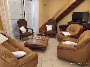 salon z kanapą, krzesłami i telewizorem w obiekcie Er Mervent Maison de vacances w mieście Plobannalec-Lesconil