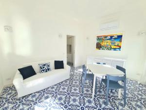 - un salon avec un canapé blanc et une table dans l'établissement La Chiocciola, à Capri