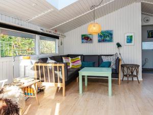 ein Wohnzimmer mit einem Sofa und einem Tisch in der Unterkunft 5 person holiday home in Ansager in Ansager