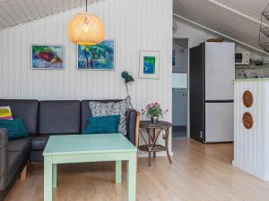 un soggiorno con divano e tavolo di 5 person holiday home in Ansager ad Ansager