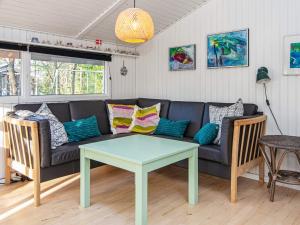 ein Wohnzimmer mit einem Sofa und einem Tisch in der Unterkunft 5 person holiday home in Ansager in Ansager