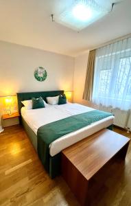 um quarto com uma cama grande e piso em madeira em Home Sweet Apartments | contactless check-in em Viena