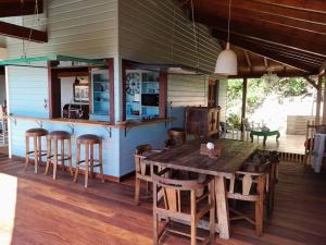 - une salle à manger et une cuisine avec une table et des chaises dans l'établissement Villa Acoma Lodge, à Grand-Bourg