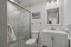 uma casa de banho com um chuveiro, um WC e um lavatório. em Windward Shores em Amagansett
