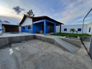 ein Haus mit einem blau-weißen Gebäude in der Unterkunft Casa com piscina in Juazeiro do Norte