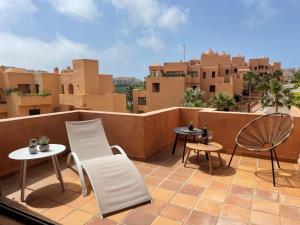 Balkon atau teras di 2311-modern apt with sea and pool views