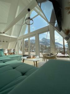 Zimmer mit grünen Betten und einem großen Fenster in der Unterkunft Black & White Panoramic in Rimetea