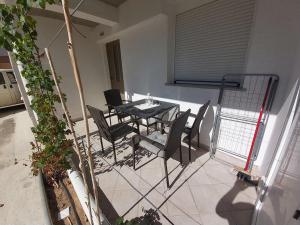 Ein Balkon oder eine Terrasse in der Unterkunft Apartments Elvir Nin