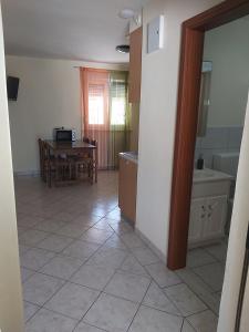 Küche/Küchenzeile in der Unterkunft Apartments Elvir Nin
