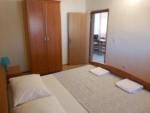 Ein Bett oder Betten in einem Zimmer der Unterkunft Apartments Elvir Nin