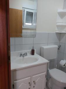 Ein Badezimmer in der Unterkunft Apartments Elvir Nin