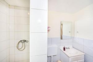 Ein Badezimmer in der Unterkunft Apartments Elvir Nin