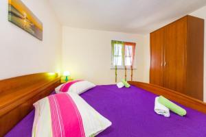 Ein Bett oder Betten in einem Zimmer der Unterkunft Apartments Elvir Nin