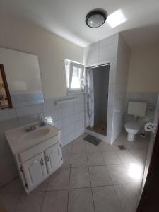 Ein Badezimmer in der Unterkunft Apartments Elvir Nin