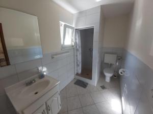 Ein Badezimmer in der Unterkunft Apartments Elvir Nin