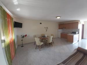 Küche/Küchenzeile in der Unterkunft Apartments Elvir Nin