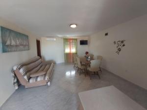 Ein Sitzbereich in der Unterkunft Apartments Elvir Nin